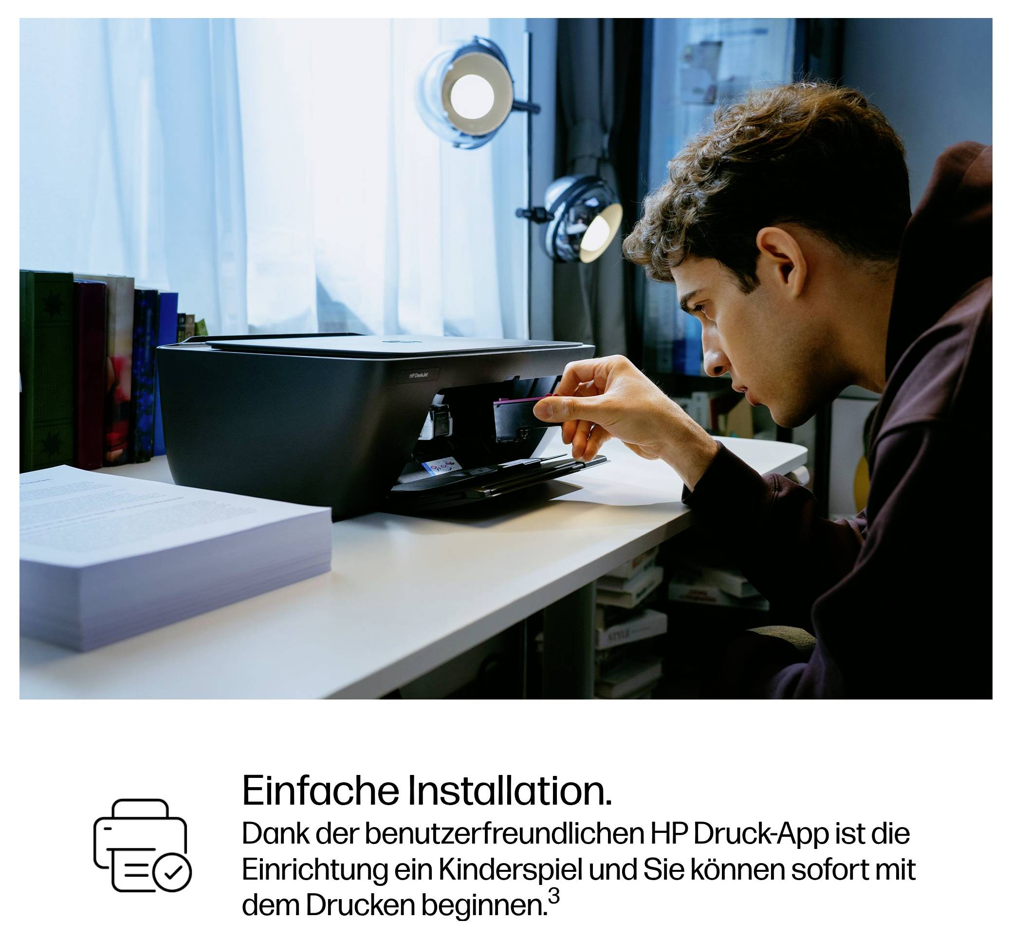 Ein Mann installiert einen HP-Drucker auf einem Schreibtisch; die Beschriftung sagt „Einfache Installation" und die HP-Print-App ermöglicht einfaches Setup und Drucken.