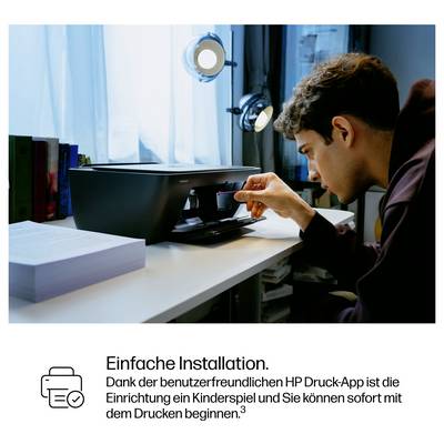 Ein Mann installiert einen HP-Drucker auf einem Schreibtisch; die Beschriftung sagt „Einfache Installation" und die HP-Print-App ermöglicht einfaches Setup und Drucken.