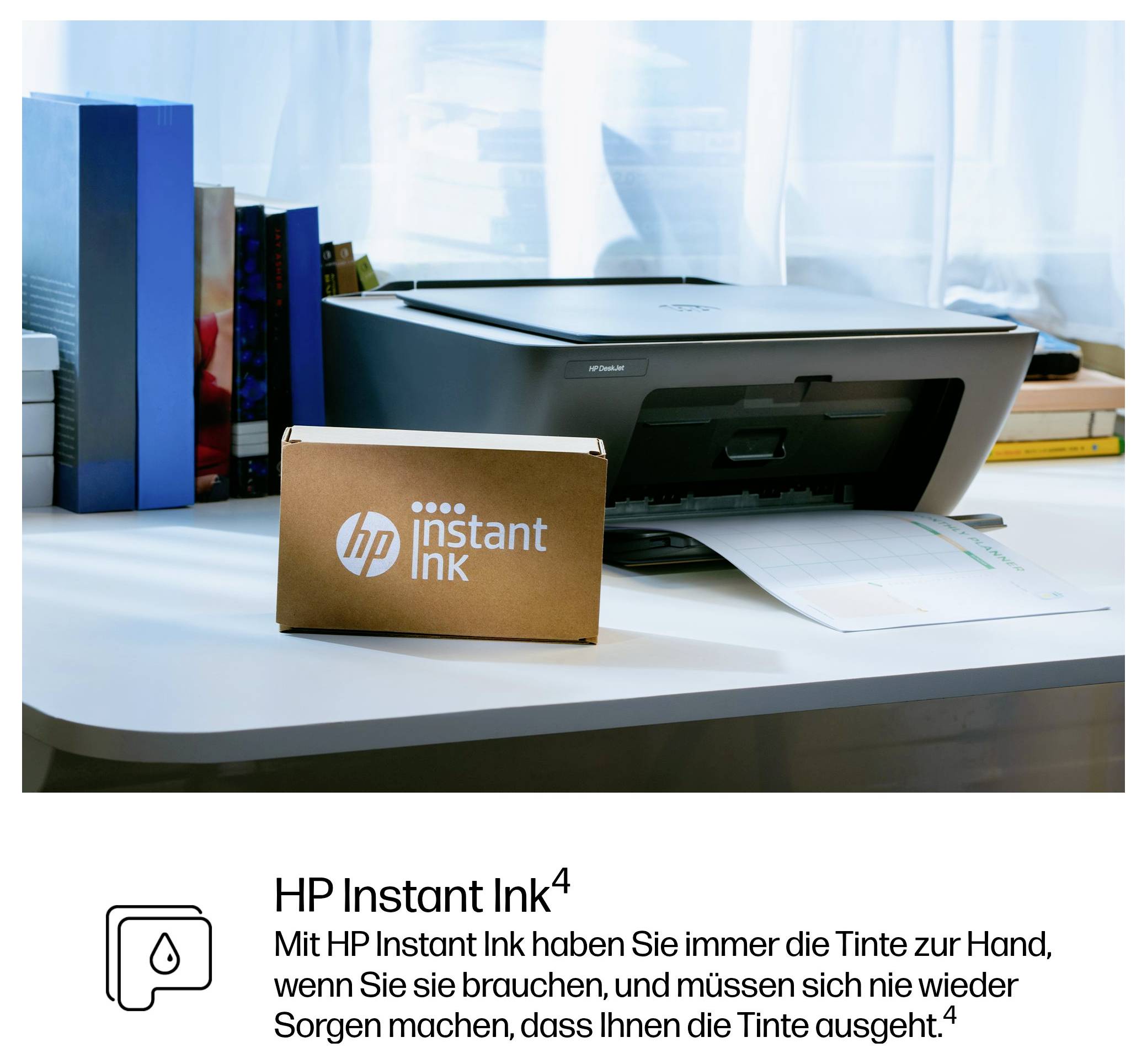 HP Instant Ink Drucker auf einem Schreibtisch mit einer Musterkarte für Tinte und einer gedruckten Seite; Der deutsche Anzeigentext besagt, dass Tinte immer zur Hand ist und nicht ausgeht.
