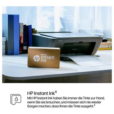HP Instant Ink Drucker auf einem Schreibtisch mit einer Musterkarte für Tinte und einer gedruckten Seite; Der deutsche Anzeigentext besagt, dass Tinte immer zur Hand ist und nicht ausgeht.