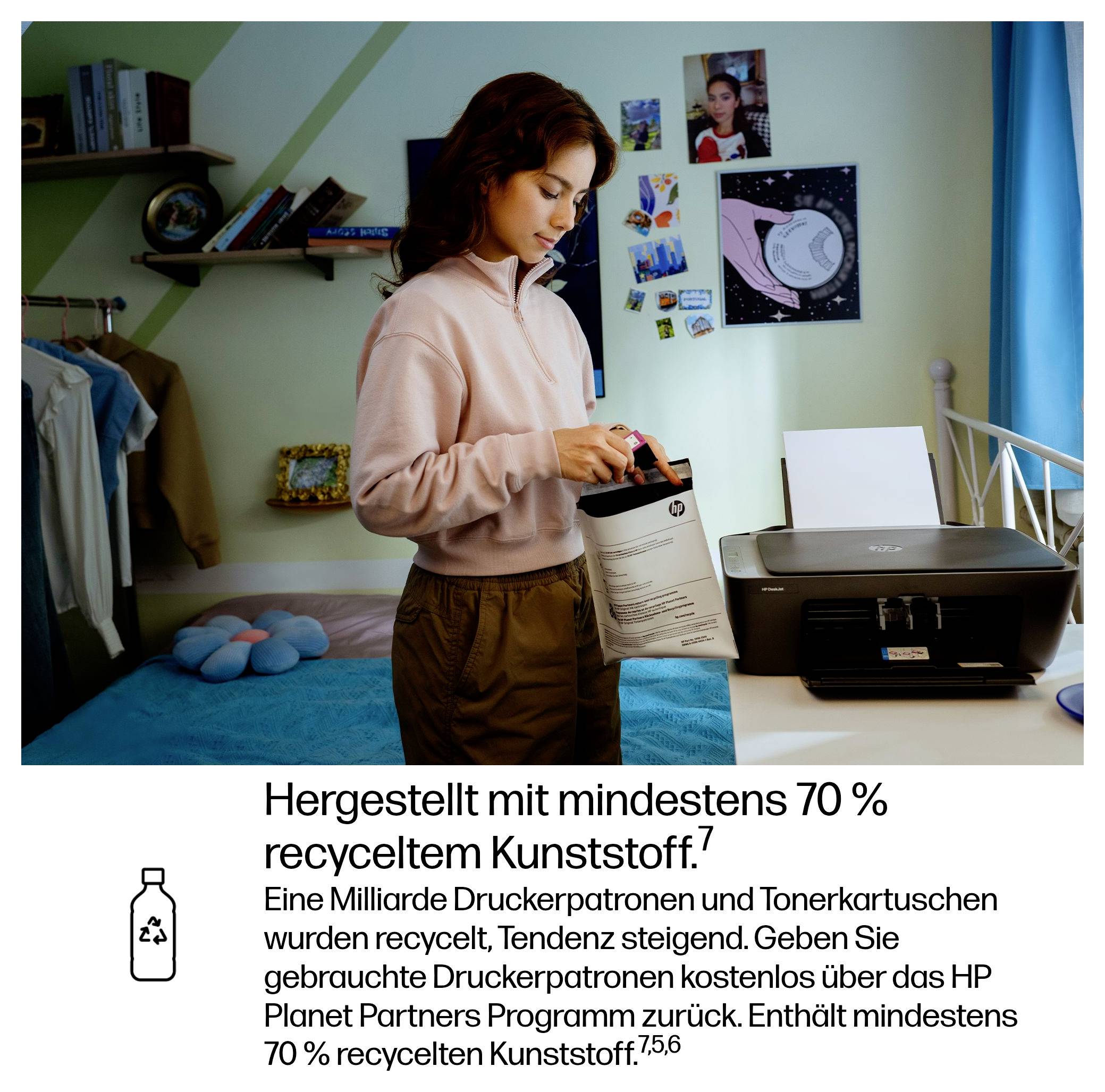 Frau an einem Schreibtisch setzt eine Tintenpatrone in einen Drucker ein; deutscher Text besagt, dass Druckerpatronen aus mindestens 70% recyceltem Kunststoff hergestellt werden und HP gebrauchte Patronen recycelt.