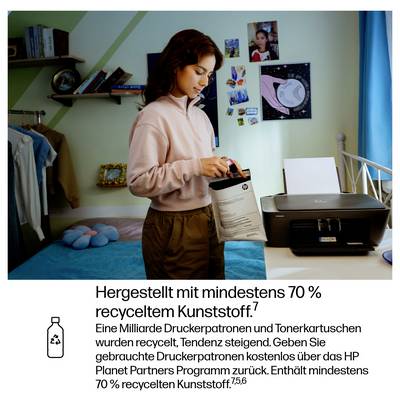 Frau an einem Schreibtisch setzt eine Tintenpatrone in einen Drucker ein; deutscher Text besagt, dass Druckerpatronen aus mindestens 70% recyceltem Kunststoff hergestellt werden und HP gebrauchte Patronen recycelt.