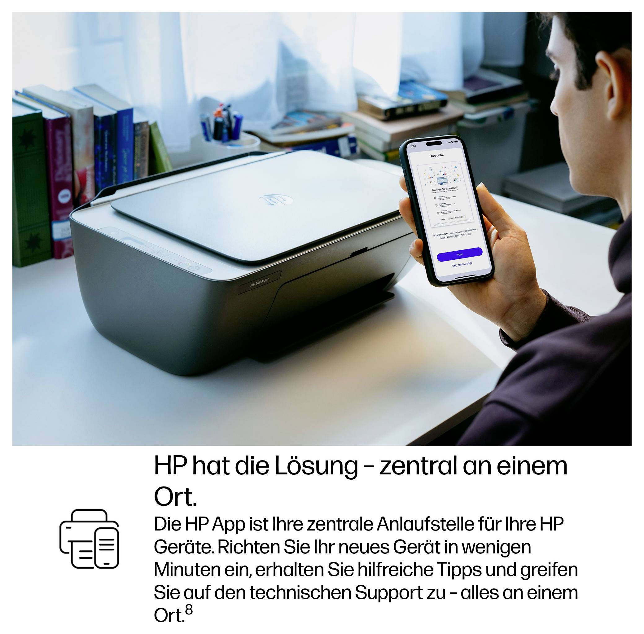 Person benutzt die HP-App auf einem Smartphone neben einem HP-Drucker; der deutsche Text besagt, dass die App der zentrale Ort ist, um Geräte einzurichten, Tipps zu erhalten und den Support an einem Ort zu nutzen.