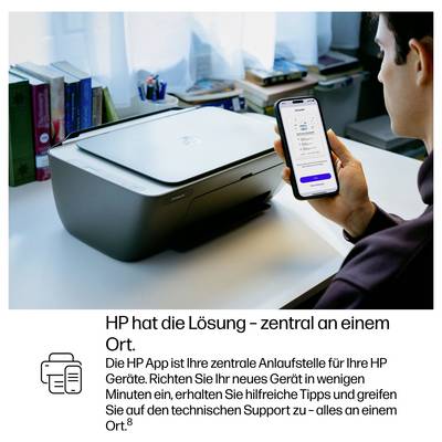 Person benutzt die HP-App auf einem Smartphone neben einem HP-Drucker; der deutsche Text besagt, dass die App der zentrale Ort ist, um Geräte einzurichten, Tipps zu erhalten und den Support an einem Ort zu nutzen.