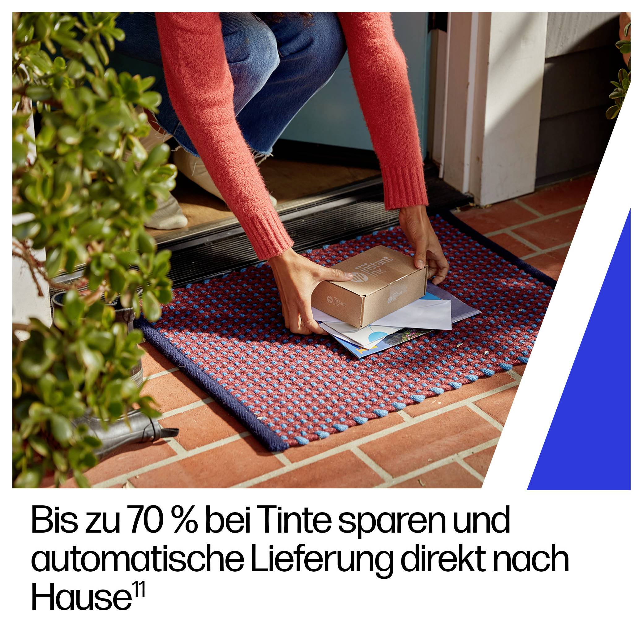 Eine Person platziert ein Paket und Papiere auf einer Türschwelle auf einer Fußmatte; Deutscher Anzeigentext sagt „Bis zu 70 % bei Tinte sparen und automatische Lieferung direkt nach Hause"