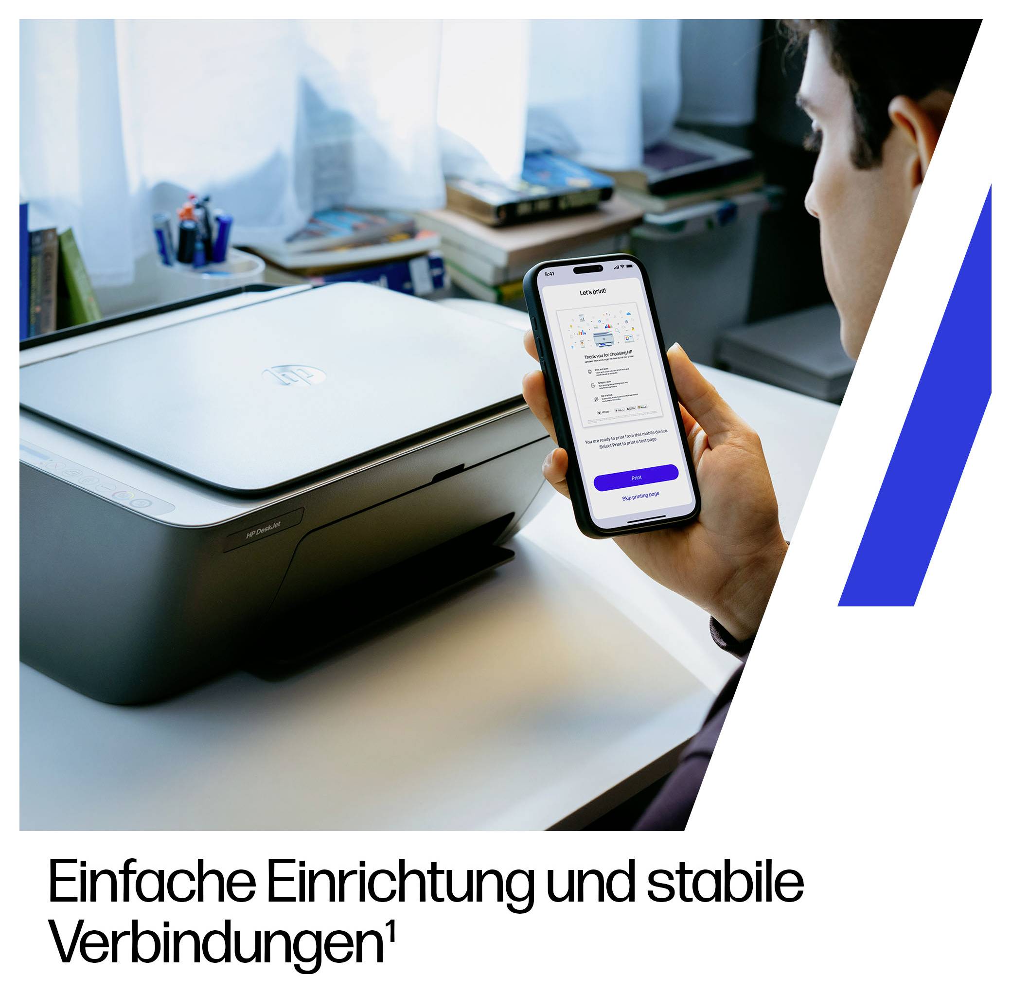 Person hält ein Smartphone, das eine Drucker-Setup-App anzeigt, neben einem Drucker, mit deutschem Text "Einfache Einrichtung und stabile Verbindungen"