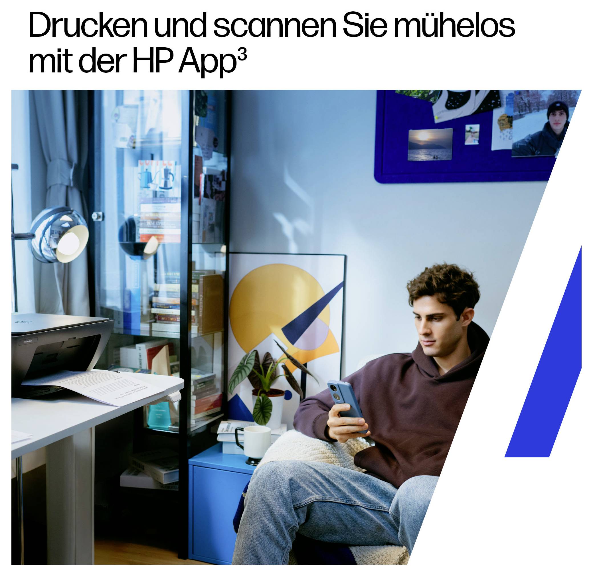 Junger Mann entspannt sich auf einem Stuhl, während er ein Smartphone neben einem Drucker und einem Laptop benutzt; deutscher Text besagt „Drucken und scannen Sie mühelos mit der HP App"