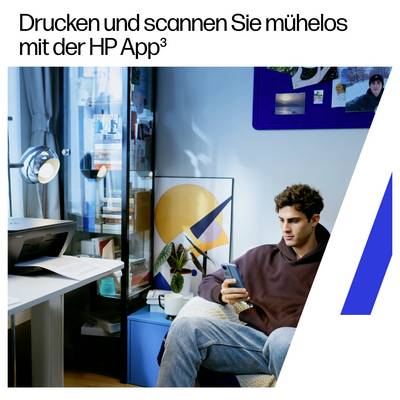 Junger Mann entspannt sich auf einem Stuhl, während er ein Smartphone neben einem Drucker und einem Laptop benutzt; deutscher Text besagt „Drucken und scannen Sie mühelos mit der HP App"