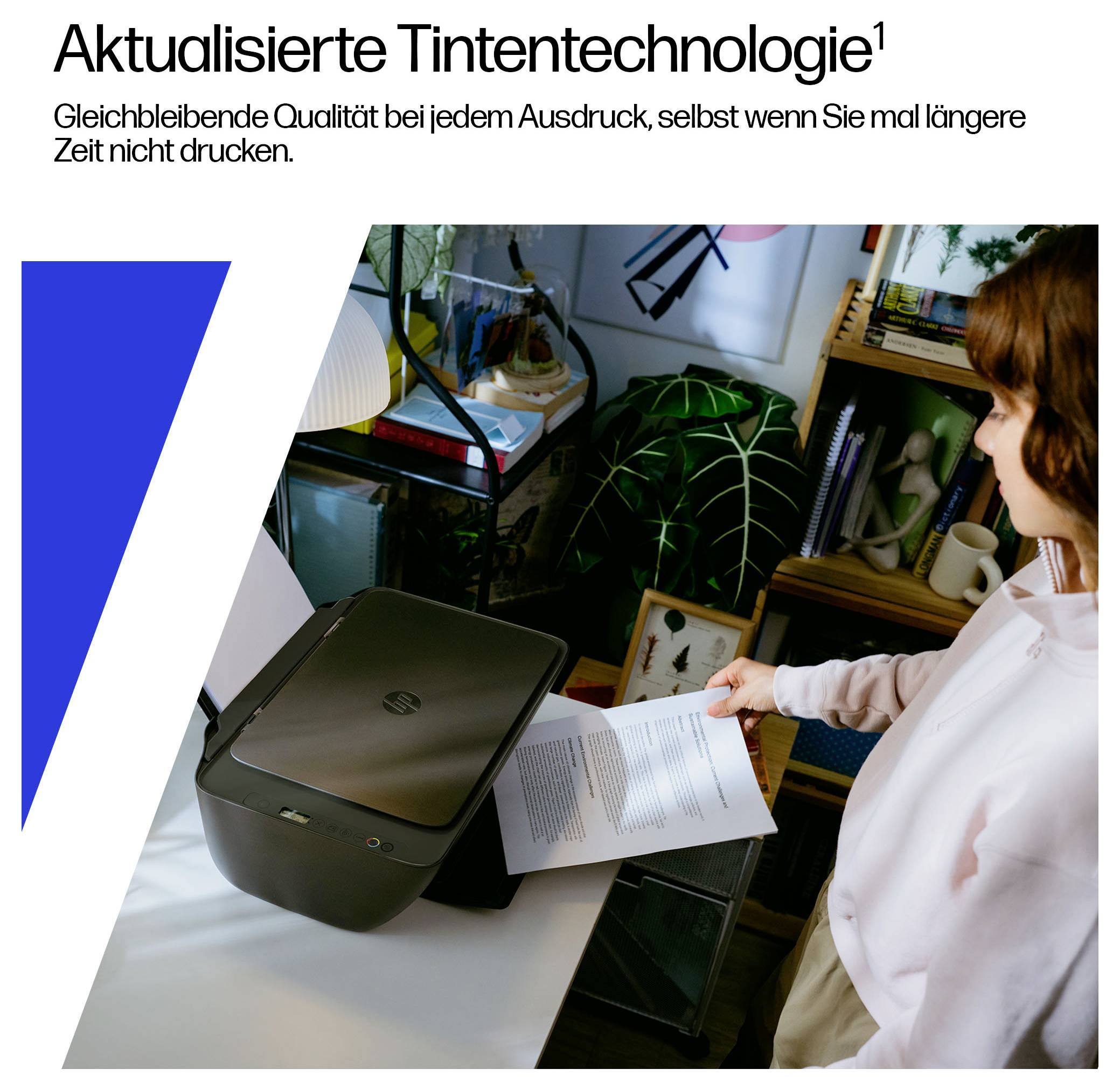 Eine Frau hält eine bedruckte Seite neben einem HP-Drucker und zeigt damit aktualisierte Drucktechnologie und konsistente Druckqualität im Laufe der Zeit.
