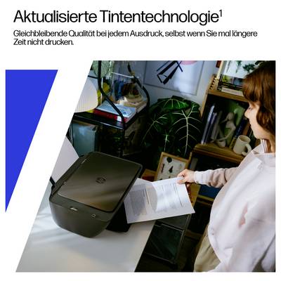 Eine Frau hält eine bedruckte Seite neben einem HP-Drucker und zeigt damit aktualisierte Drucktechnologie und konsistente Druckqualität im Laufe der Zeit.