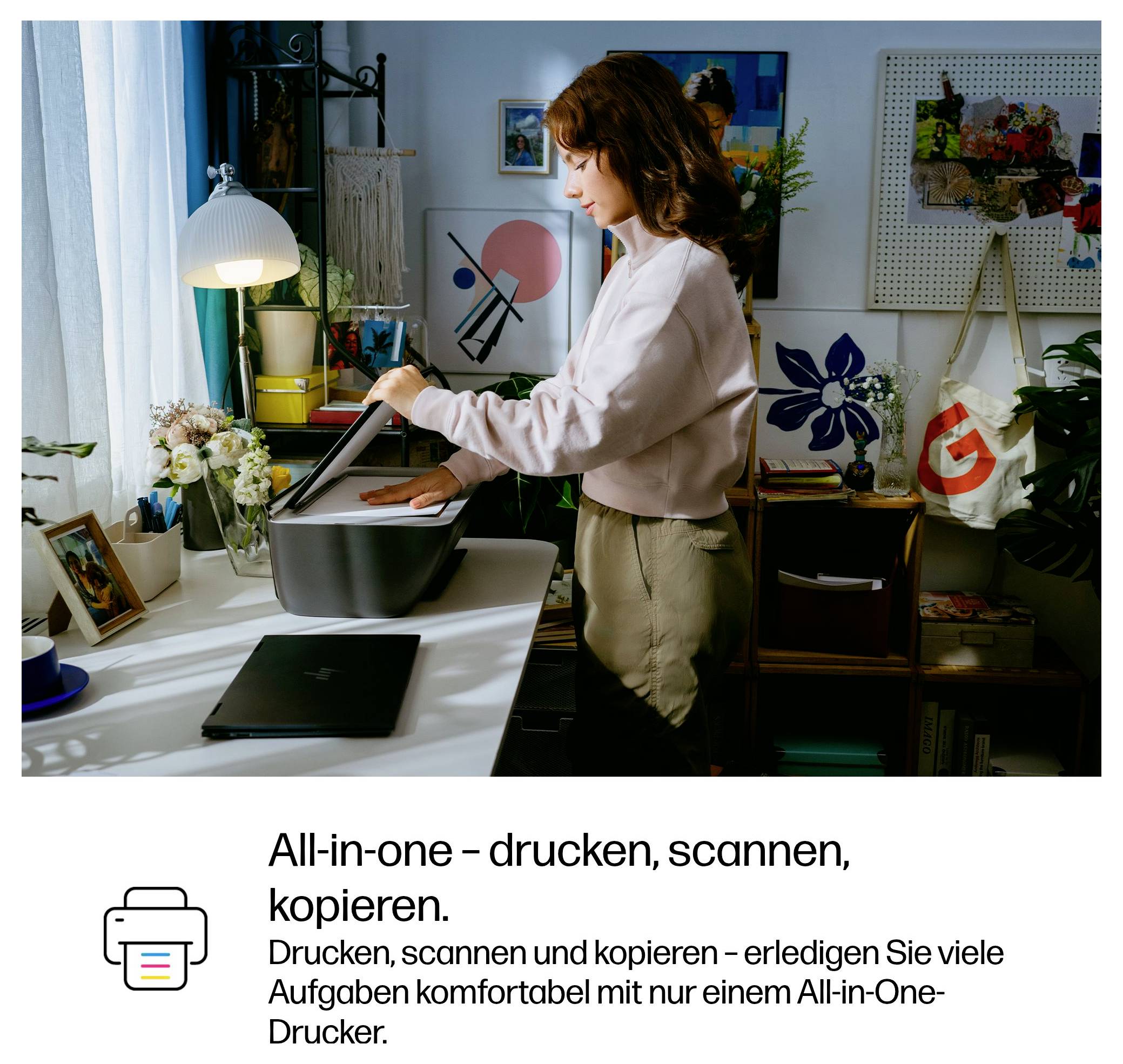 Frau, die ein Dokument auf einem Multifunktionsdrucker in einem Homeoffice scannt; der Anzeigentext besagt: „Multifunktionsdrucker – drucken, scannen, kopieren."