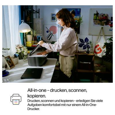 Frau, die ein Dokument auf einem Multifunktionsdrucker in einem Homeoffice scannt; der Anzeigentext besagt: „Multifunktionsdrucker – drucken, scannen, kopieren."