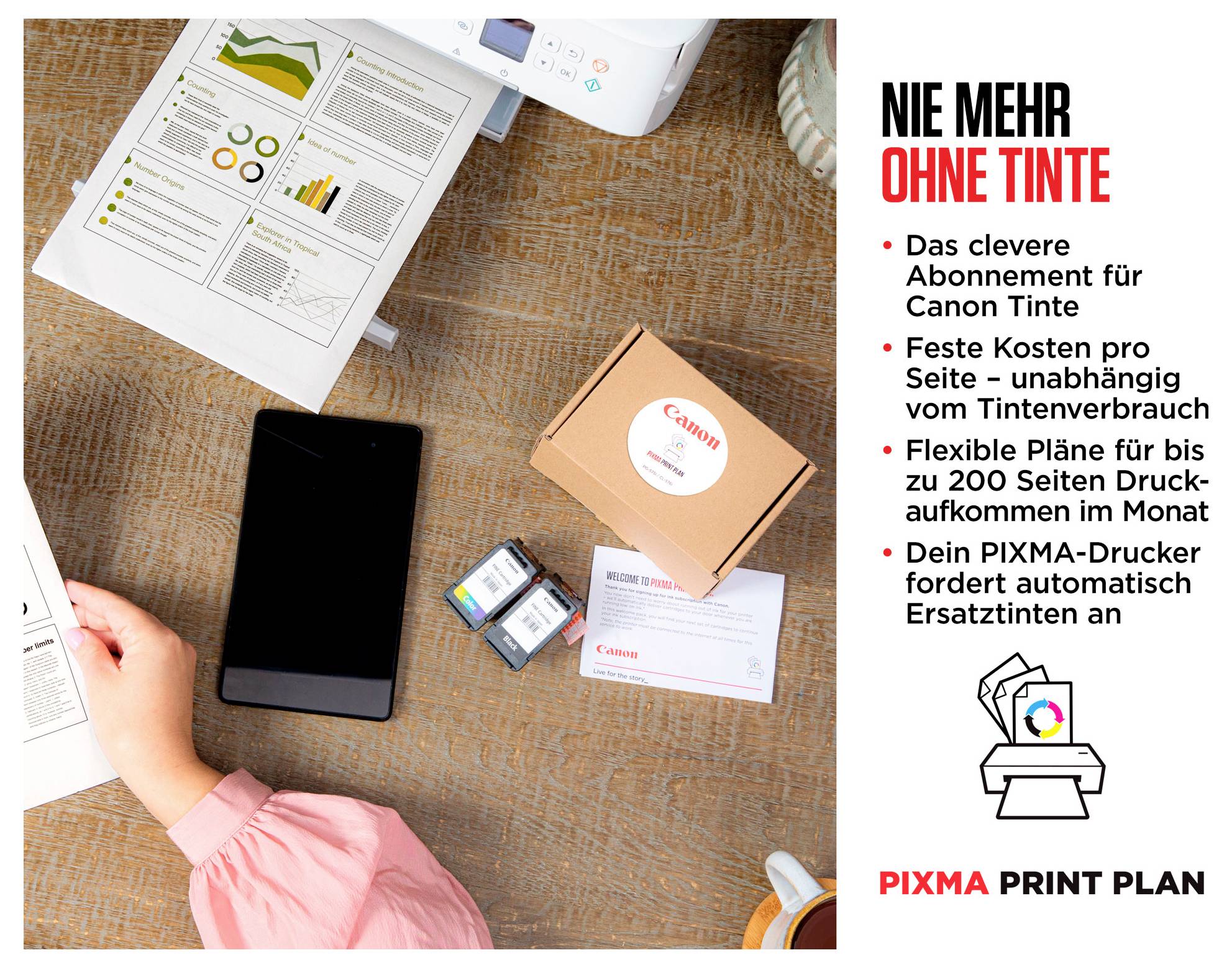 Canon PIXMA Druckplan mit Drucker, Tintenpatronen, Tablet und Dokumenten auf einem Schreibtisch; deutscher Text bewirbt monatliches Abonnement mit Fixkosten und automatischem Tintenersatz.