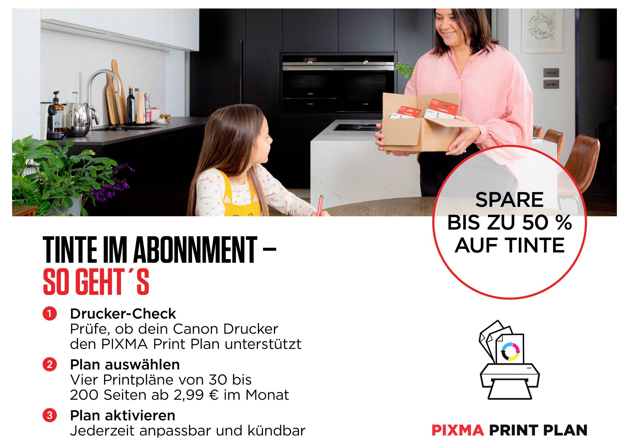 Canon PIXMA Print Plan Werbegrafik zeigt eine Frau, die einem sitzenden Kind in einer Küche Tintenboxen überreicht, mit dem Text „Tinte im Abonnement – so geht's" und „Spare bis zu 50 % auf Tinte".