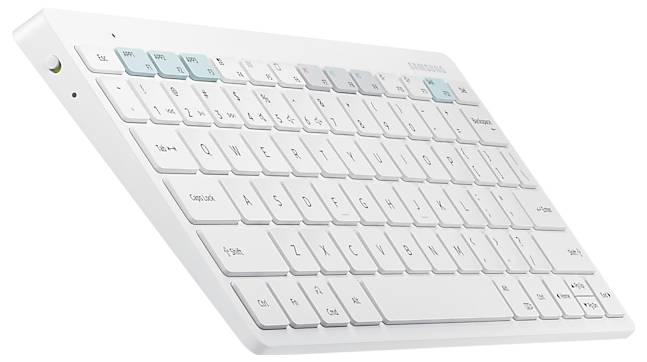 Weiße kabellose Computertastatur in schrägem Winkel gezeigt, mit schlankem Design und hellblauen Funktionstasten.