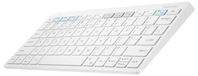 Weiße kabellose Samsung-Tastatur in schräger Perspektive auf schlicht strukturiertem Hintergrund.