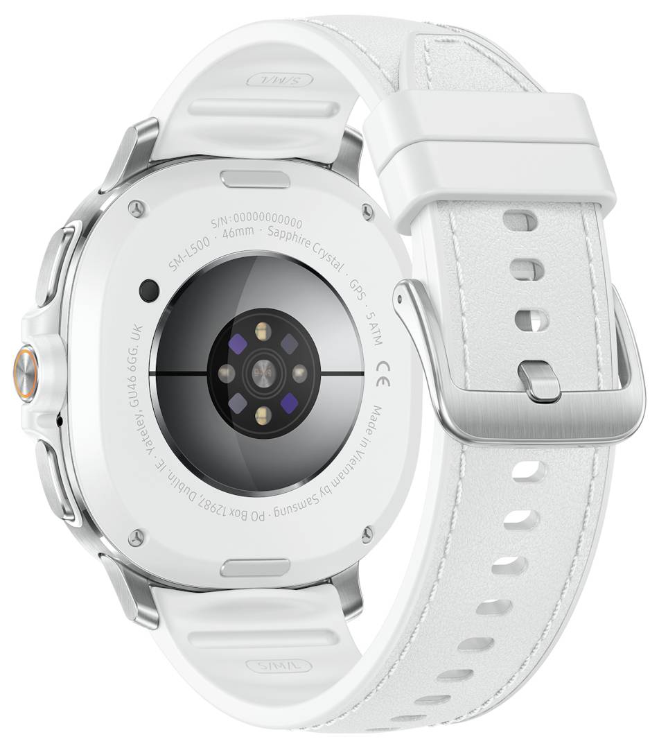 Rückansicht einer weißen Samsung Galaxy Watch Ultra mit weißem Armband, die die kreisförmige Sensorunterseite und die Details des Metallgehäuses zeigt.