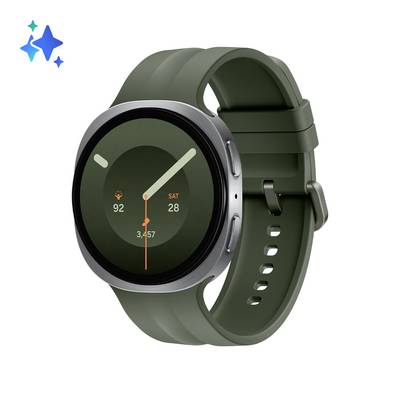 Grüne runde Smartwatch mit dunklem Display, zeigern im Analogstil und Fitness-Statistiken auf dem Zifferblatt, vor weißem Hintergrund dargestellt.