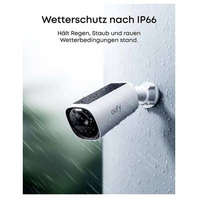 Wetterfeste IP66-Überwachungskamera im Freien montiert mit Regentropfen; der Text besagt, dass sie Regen, Staub und raue Wetterbedingungen verträgt.