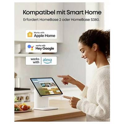 Frau nutzt ein Tablet in einer Küche, mit Text, der besagt „Kompatibel mit Smart Home" und Kompatibilitätslogos für Apple Home, Hey Google und Alexa; erfordert HomeBase 2 oder S380.