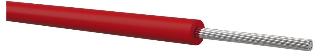 Rotes isoliertes Elektrokabel mit freiliegenden Silberdrahtsträhnen an einem Ende auf weißem Hintergrund.