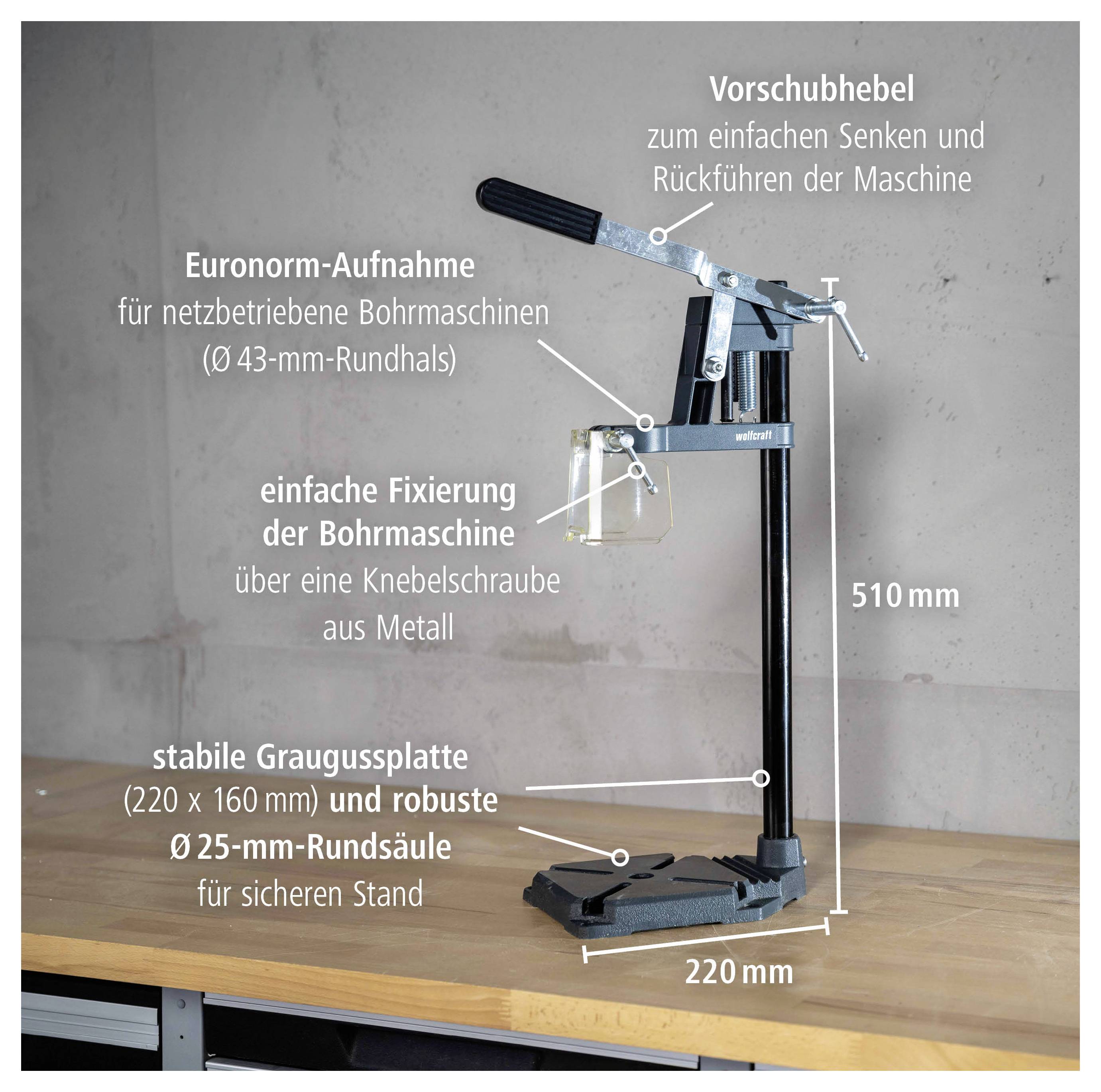 Kommentierter Bohrständer mit Merkmalen: Euro-Halshalterung für 43 mm Rundhals-Bohrmaschinen, Hebel zum Senken/Heben, Metallklemme, Gusseisenbase, 510 mm hoch und 220 mm breit.