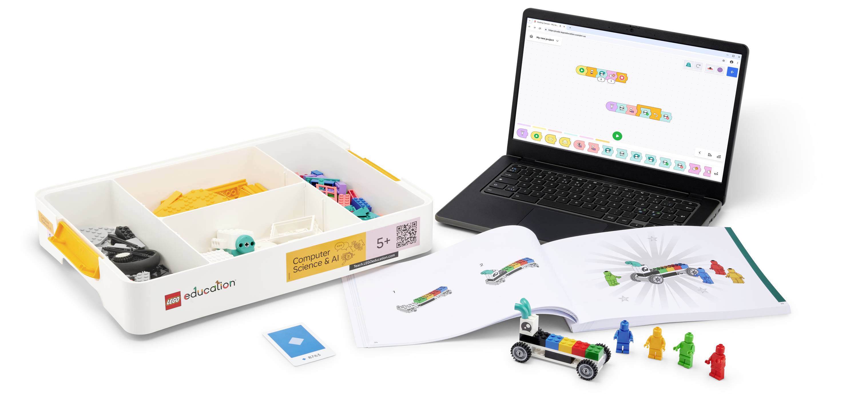 Ein LEGO Education Coding-Set mit Bausteinen, Anleitungsheften und einem Laptop, auf dem Drag-and-Drop-Programmierung für einen kleinen Roboter angezeigt wird.