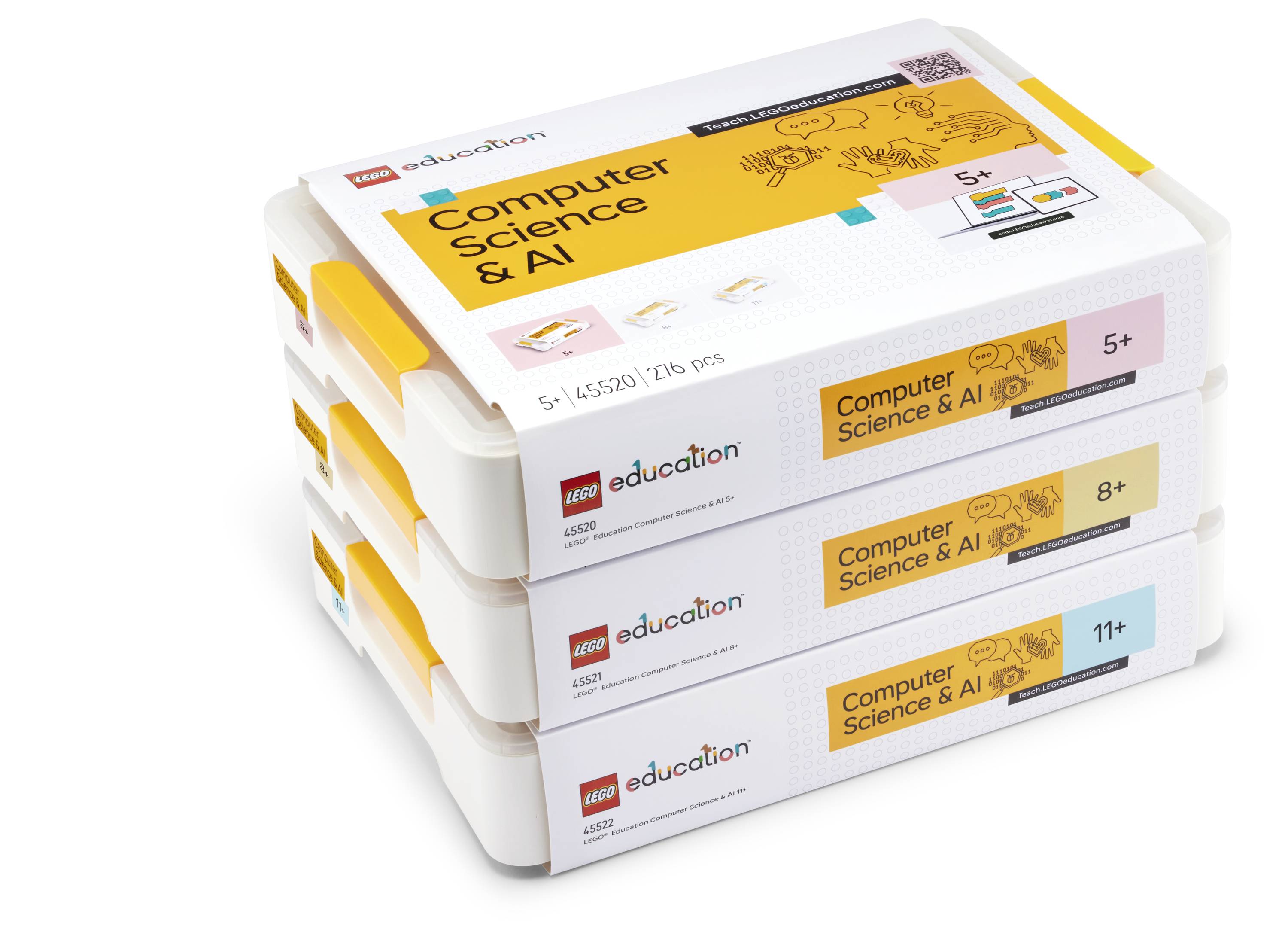 Stapel von drei LEGO Education ‚Computer Science & AI' Bausätzen in einem weißen Tragekoffer, gekennzeichnet für die Altersgruppen 5+, 8+ und 11+.