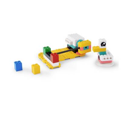 Bild von bunten Spielzeugbausteinen, die als zwei kleine zusammengebaute LEGO-ähnliche Fahrzeuge oder Plattformen auf weißem Hintergrund angeordnet sind, mit zwei losen Steinen davor.