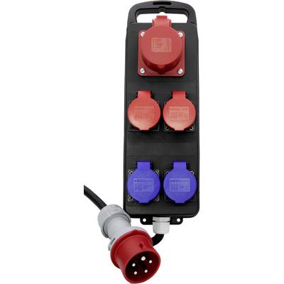 Tragbare Stromverteilungsbox mit einer roten Steckdose oben, zwei roten Steckdosen in der Mitte und zwei blauen Steckdosen unten, mit einem angeschlossenen Kabel.