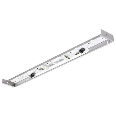 Langes Metallmontageelement mit mehreren angebrachten elektrischen Steckverbindern und Drähten, isoliert auf weißem Hintergrund dargestellt.