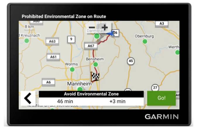 Garmin-Navigations-Karte mit einer „Verbotene Umweltzone auf der Route" mit einem rot umgeleiteten Weg, „Umweltzone vermeiden", 46 Minuten Fahrzeit und einem grünen Schaltfläche „Los!".