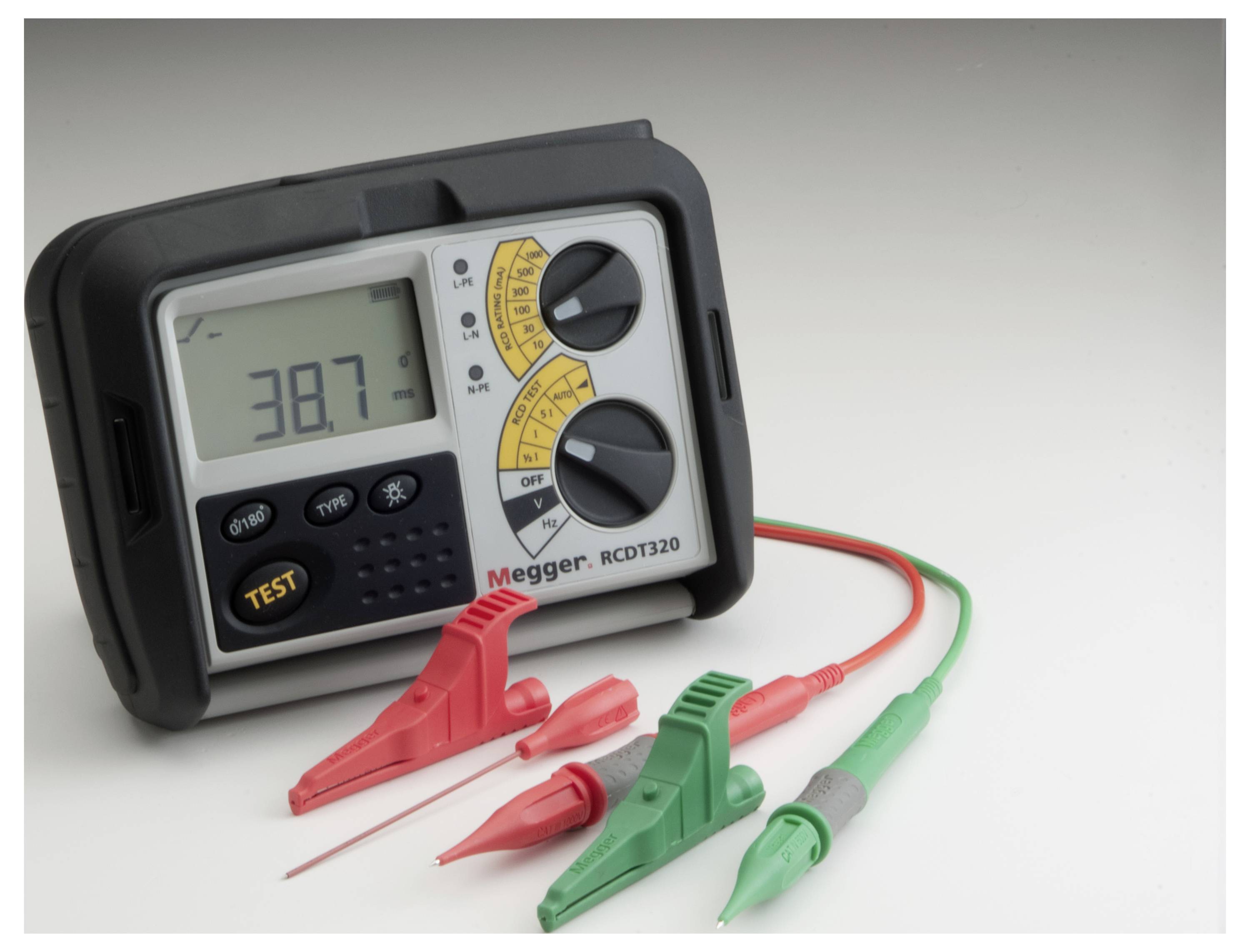 Digital Megger RCD-Prüfgerät mit Anzeige von 38,7 auf dem Display, mit roten und grünen Testleitungen, die an Sonden auf einer weißen Oberfläche angeschlossen sind.