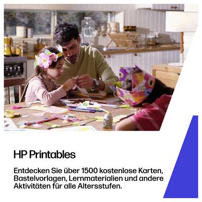 Mann und junges Mädchen basteln an einem Tisch, während ein Kind in einem bunten Hut zuschaut; HP Printables-Anzeige bewirbt 1500+ kostenlose Karten, Bastelvorlagen und Lernmaterialien für alle Altersgruppen.
