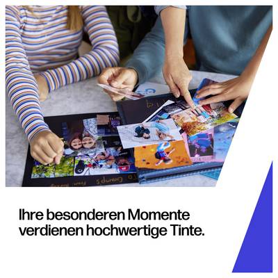 Menschen, die gedruckte Fotos in ein Fotoalbum einordnen, mit deutschem Text unten: „Ihre besonderen Momente verdienen hochwertige Tinte."
