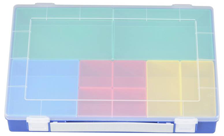Eine halbtransparente Kunststoff-Organizer-Box mit Schnappverschluss-Deckel und fünf farbigen Fächern: blaue, rosa und gelbe Abschnitte.