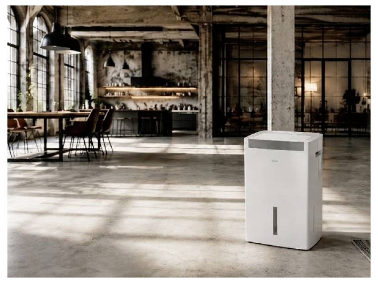 Weißer tragbarer Luftreiniger/Entfeuchter in einem Loft-Raum mit Tischen und Stühlen im Hintergrund.