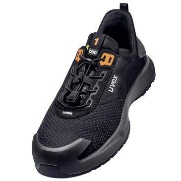 Schwarzer Arbeitsschutzschuh mit orangefarbenen Akzenten und "uvex"-Logo, in einer Dreiviertelansicht auf weißem Hintergrund gezeigt.