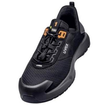 Schwarzer Arbeitsschutzschuh mit orangefarbenen Akzenten und "uvex"-Logo, in einer Dreiviertelansicht auf weißem Hintergrund gezeigt.