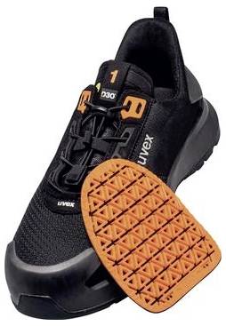 Schwarzer Sportschuh mit orangefarbenen Akzenten und orangefarbener gemusterter Sohle, dargestellt mit einem Schuh in Schrägansicht nach vorne, um das Profil und die Seitenmarke zu zeigen.
