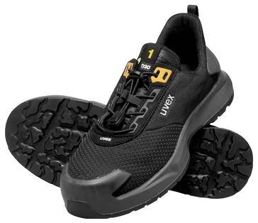 Schwarzer UVEX Sicherheits-Sneaker mit robuster Sohle, von der Seite gezeigt mit einem Schuh vor dem anderen.