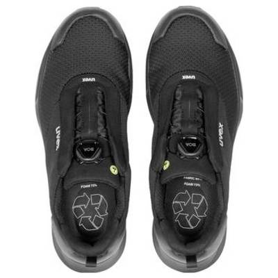 Paar schwarze Sportschuhe von oben auf weißem Hintergrund dargestellt, mit Recycling-Symbol und "VOG"-Branding auf jedem Schuh sichtbar.