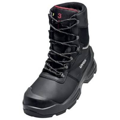 Schwarzer hoher Sicherheitsstiefel mit Schnürsenkeln und dicker Sohle, isoliert auf weißem Hintergrund dargestellt.