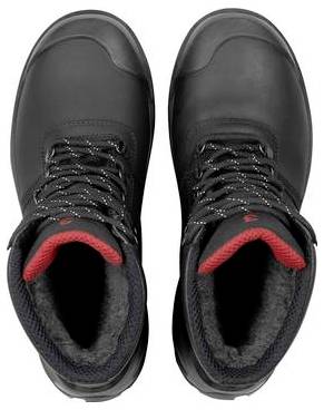 Ein Paar schwarze Wanderstiefel von oben betrachtet, mit roter Innenfütterung und schwarzen Schnürsenkeln auf weißem Hintergrund.