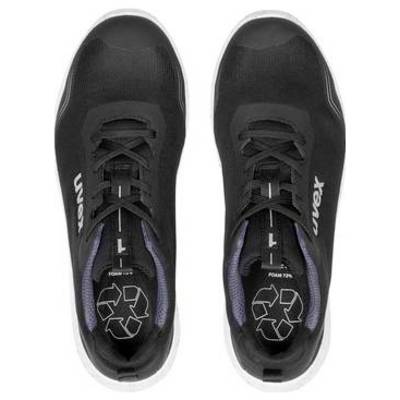 Paar schwarze Sportschuhe von oben auf weißem Hintergrund gezeigt, mit weißen Mittelsohlen und sichtbaren Markenlogos an den Seiten.