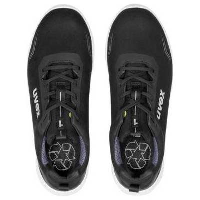 Paar schwarzer Sportschuhe von oben betrachtet, mit Schnürsenkelverschluss und weißen Laufsohlen mit Recycling-Symbol auf den Innensohlen.