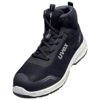 Schwarzer Wanderschuh mit hohem Schaft und weißer Sohle mit "uvex"-Branding, gezeigt vor einem weißen Hintergrund.