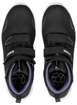 Paar schwarze Klettverschluss-Sneaker von oben betrachtet, mit weißen Sohlen und einem sichtbaren Recycling-Symbol auf den Innensohlen.