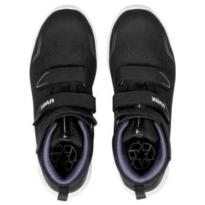 Paar schwarze Klettverschluss-Sneaker von oben betrachtet, mit weißen Sohlen und einem sichtbaren Recycling-Symbol auf den Innensohlen.