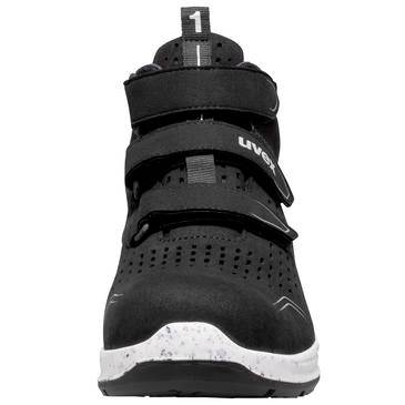 Schwarzer Sportschuh mit Klettverschlüssen und weißer Sohle, Vorderansicht auf neutralem Hintergrund.